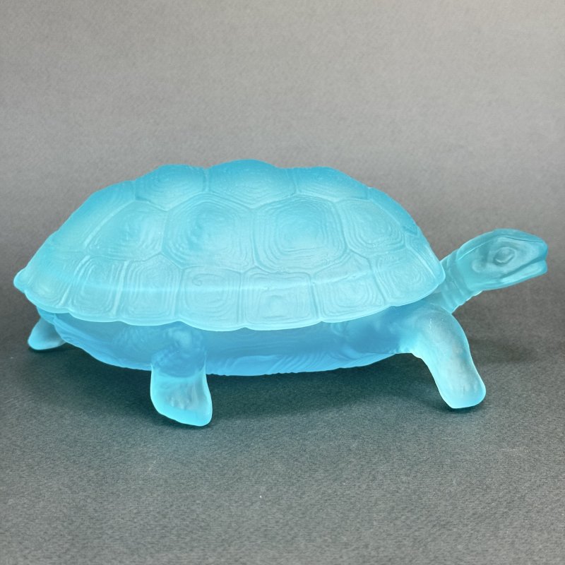 Шкатулка Черепаха из голубого аквамаринового уранового стекла дизайн 1930г. Г. Хоффманн Чехия 21 в