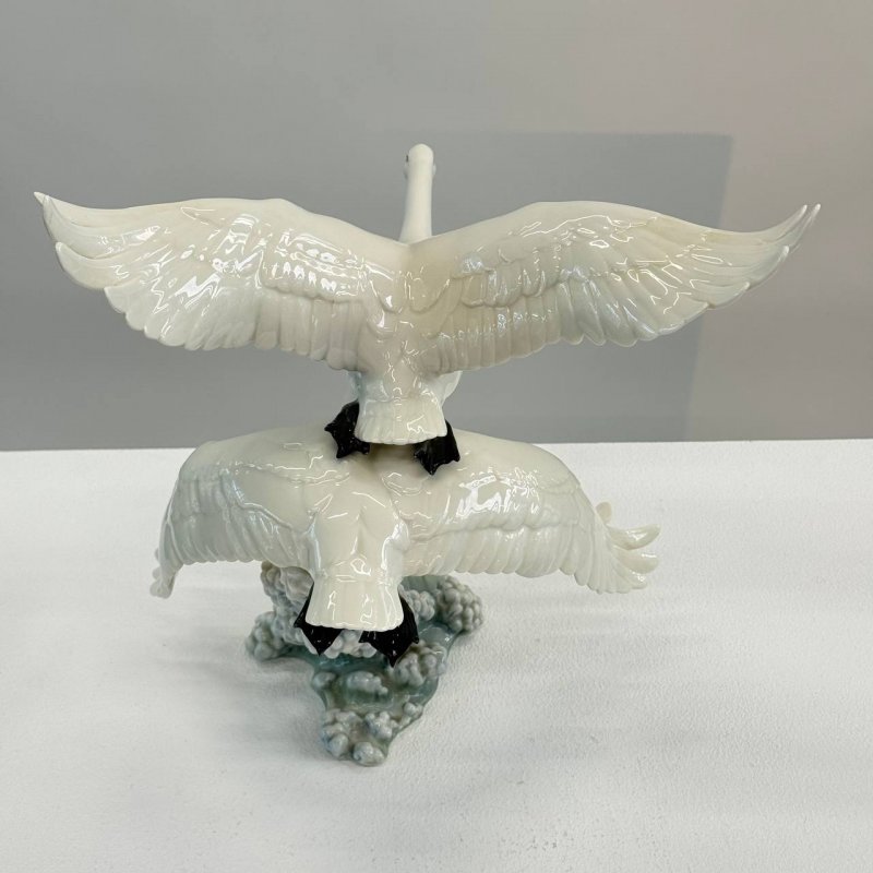 Фарфоровая статуэтка Пара летящих лебедей