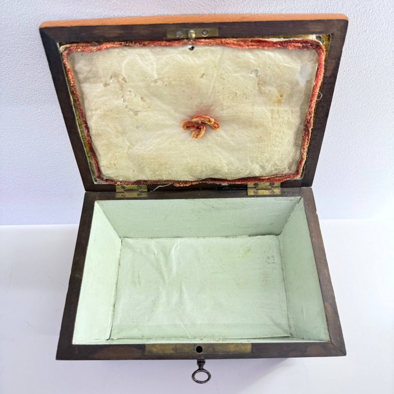 Антикварная французская шкатулка Palais Royal (Пале-Рояль) с дорожным туалетным набором и набором для шитья и для украшений