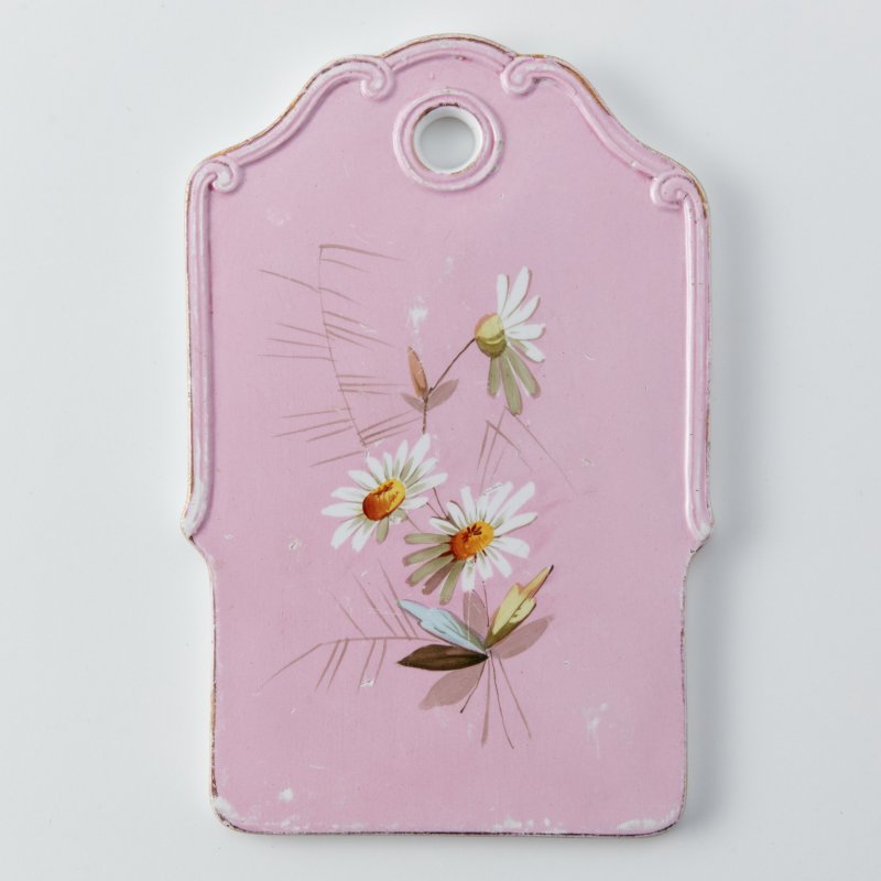 Доска сырная с изображением цветов на розовом фоне
