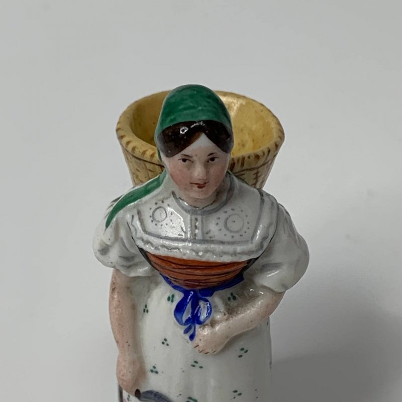 Старинная статуэтка Девушка с серпом