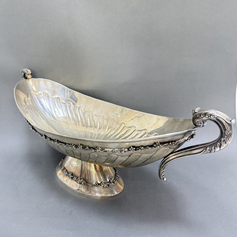 Большая фруктовница в виде ладьи. (к)