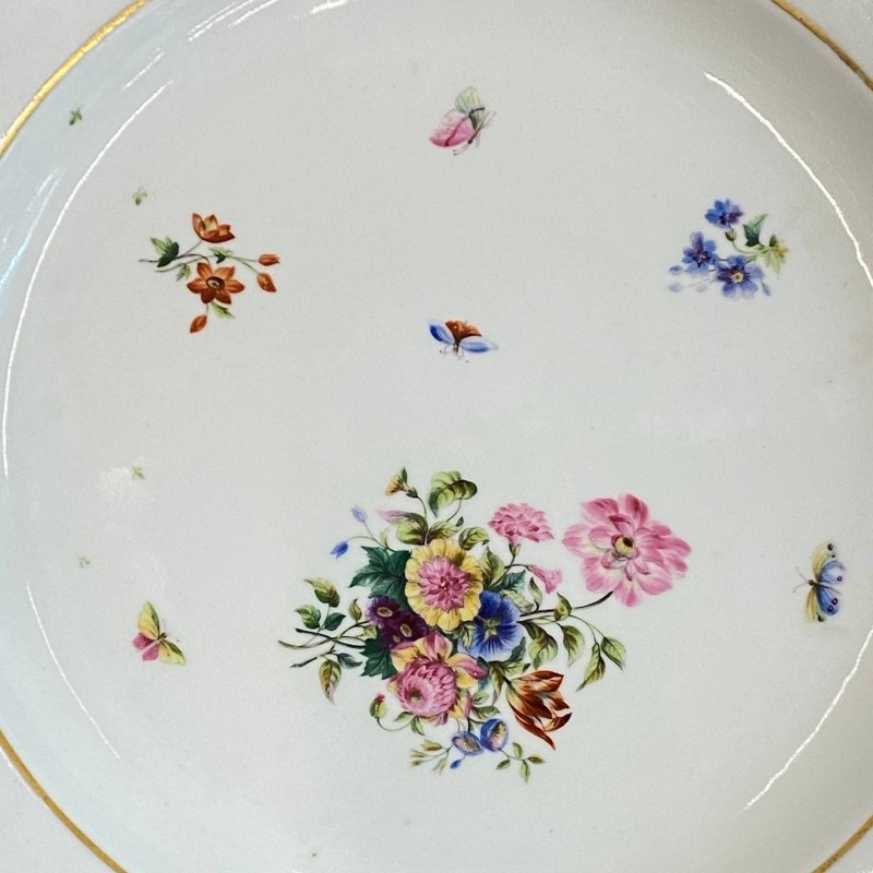 Блюдо с расписным изображением цветов и бабочек. ИФЗ