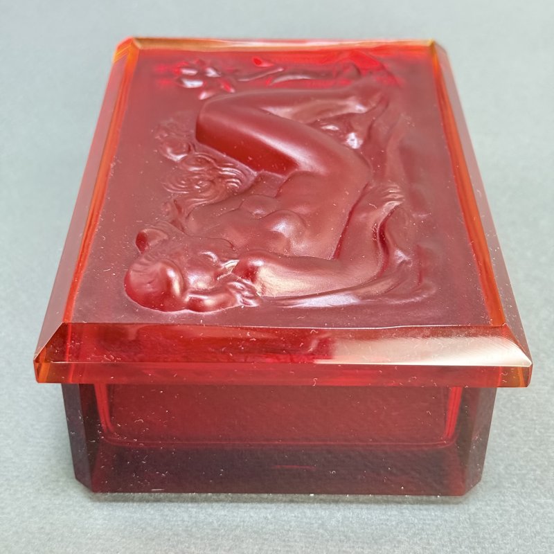 Шкатулка для украшений в стиле Артдеко из красного стекла дизайн 1930г. Г. Хоффманн Чехия 21 в