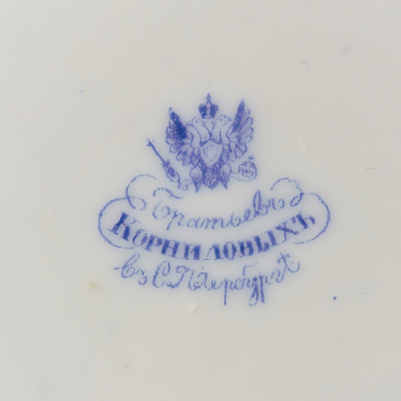 Антикварная чашка с блюдцем в русском стиле