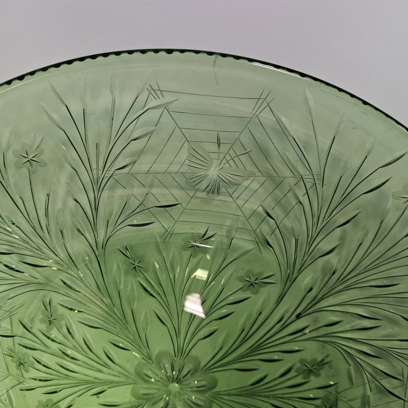 Блюдо из зеленого стекла и гравировкой 1920-х г. Англия с цветочным узором