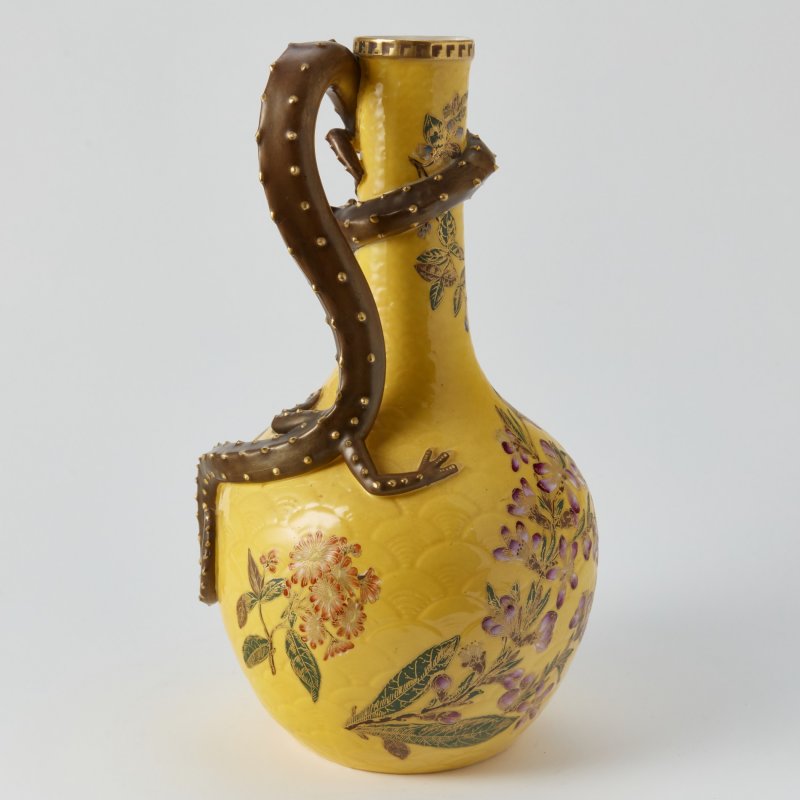 Старинная ваза желтого оттенка с ручкой в форме ящерицы