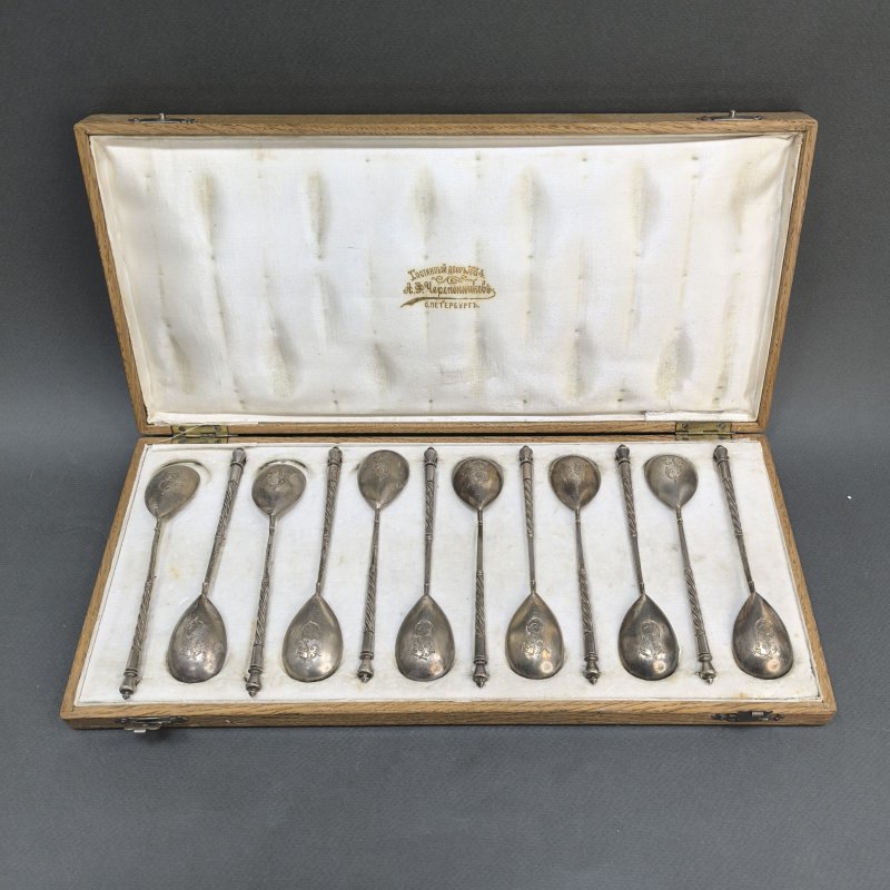 Набор старинных серебряных ложек для чая, в антикварном кофре, 84 пр. пробирный мастер Соколов М.Ф.