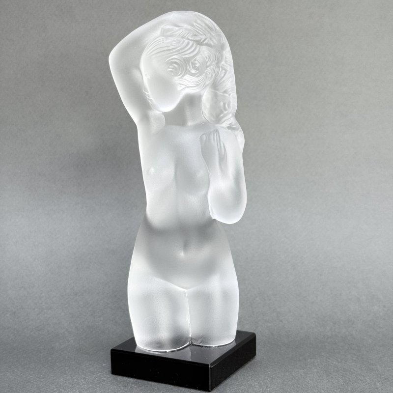 Статуэтка Ингрид в стиле Артдеко сатиновое стекло дизайн 1930г. Г. Хоффманн Чехия 21 в (н)