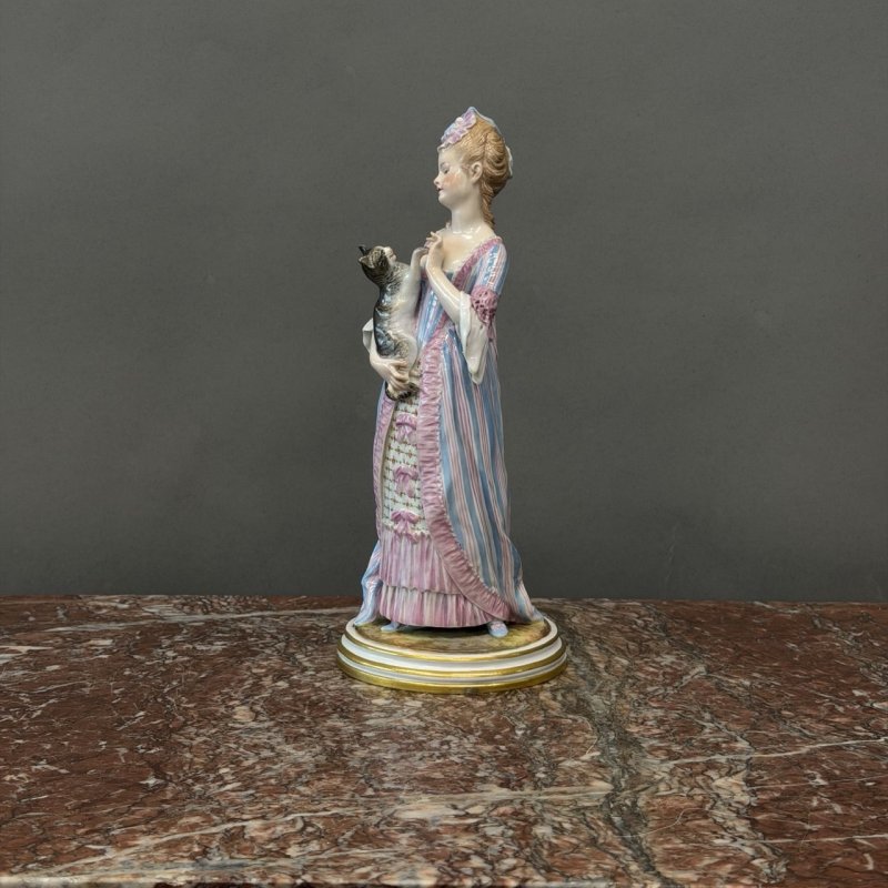 Фарфоровая статуэтка «Дама с кошкой» (Dame Meissen (https://www.meissen.com/) конца XIX века (по модели скульптора Якоба Унререра 1881 года, форма № L 163 