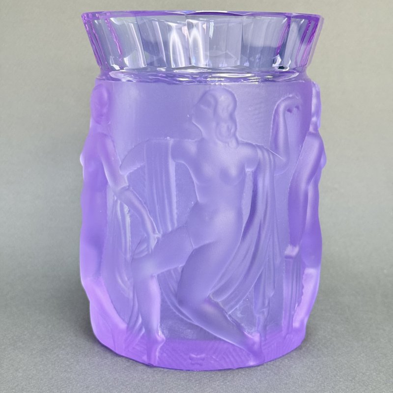 Большая ваза с изображением вакханок из аметистового стекла дизайн 1930г. Г. Хоффманн и Р.Лалик Чехия 21 в