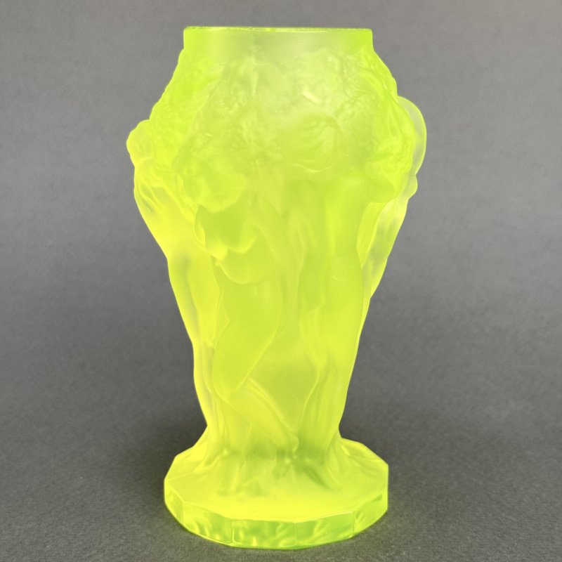 Ваза Вакханки из вазелинового уранового стекла дизайн 1930г. Г. Хоффманн Чехия 21 в