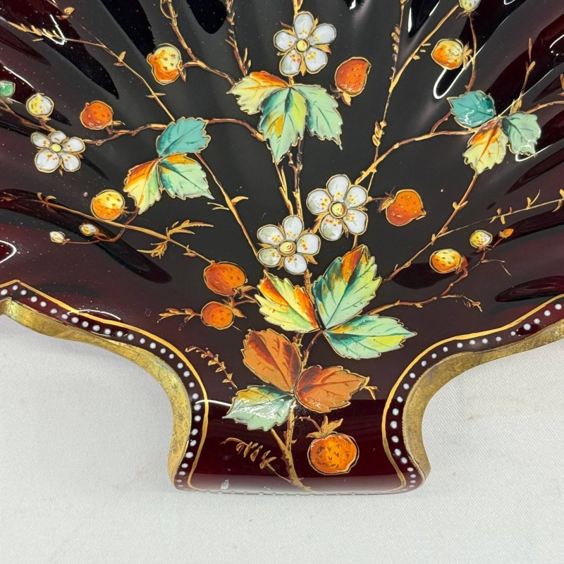 Старинная богемская эмалированная тарелка в форме раковины из рубинового стекла