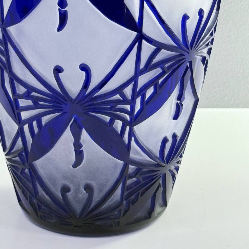 Ваза Арт-деко с декором в виде бабочек 