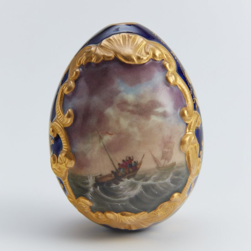 Фарфоровое пасхальное яйцо с изображением морского пейзажа