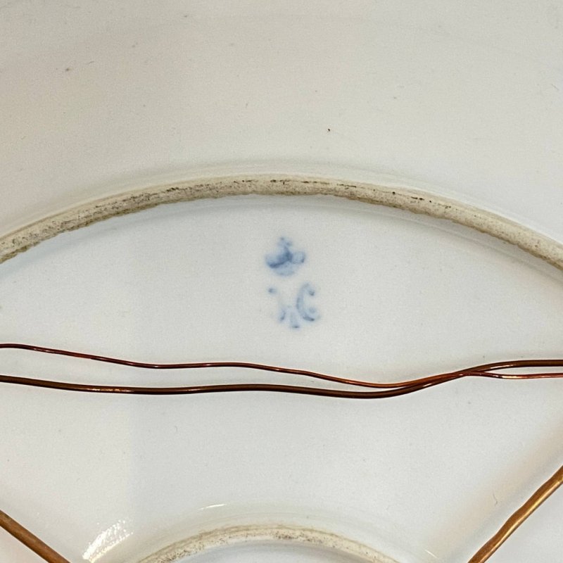 Блюдо с расписным изображением цветов и бабочек. ИФЗ