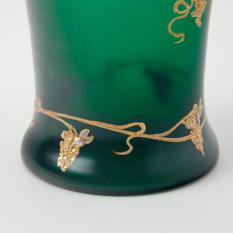 Старинная ваза зеленого оттенка с лепным декором