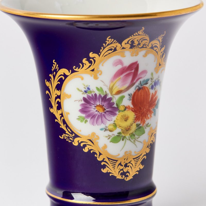 Кобальтовая ваза с ручной росписью 
