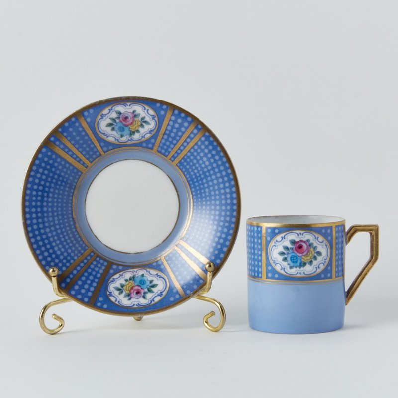 Старинная кофейная чашка с блюдцем в голубом цвете