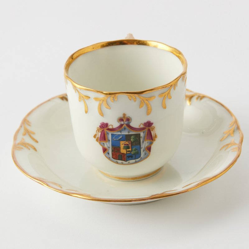 Старинная фарфоровая чашка с блюдцем с фамильным гербом Гагариных 