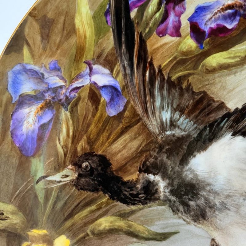 Большое фарфоровое блюдо с изображением летящей птицы и ирисов время правления Александра II