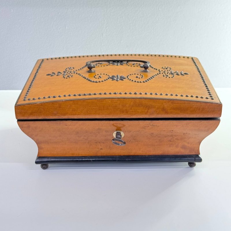 Антикварная французская шкатулка Palais Royal (Пале-Рояль) с дорожным туалетным набором и набором для шитья и для украшений