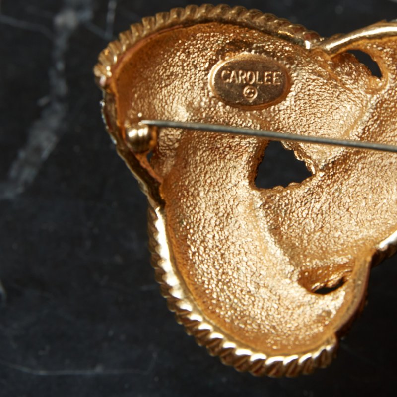 Брошь Carolee Кельтский узел белые стразы