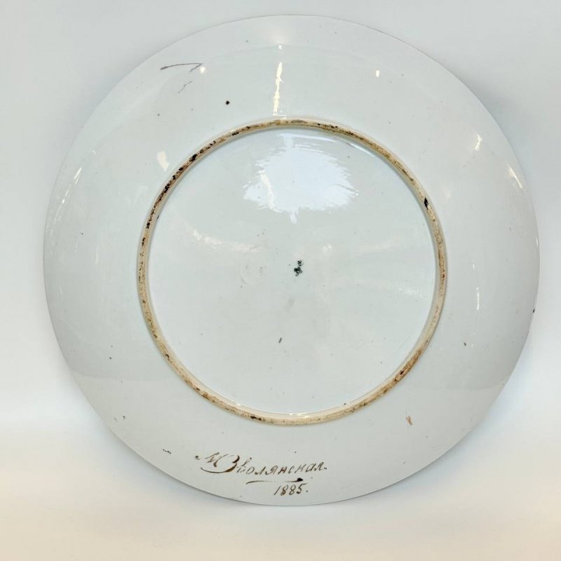 Большое фарфоровое блюдо с изображением летящей птицы и ирисов время правления Александра II