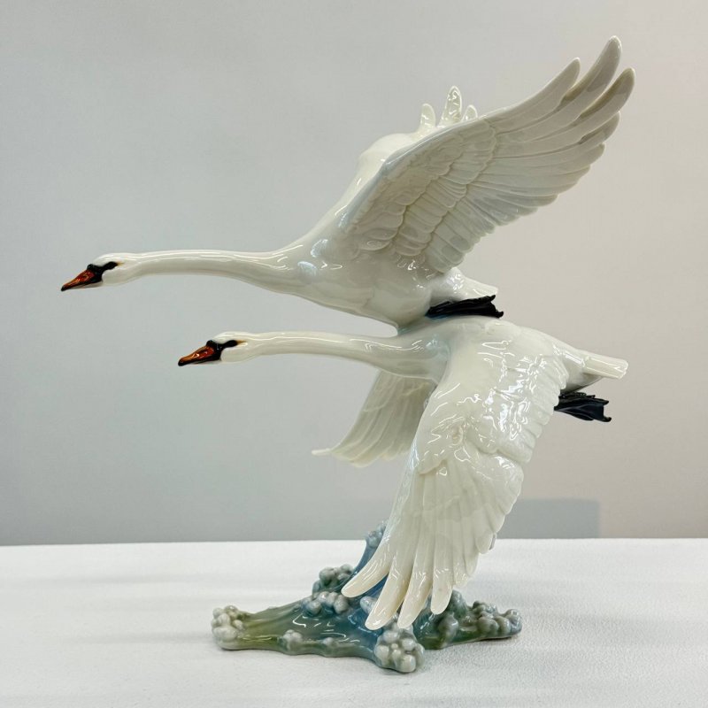 Фарфоровая статуэтка Пара летящих лебедей