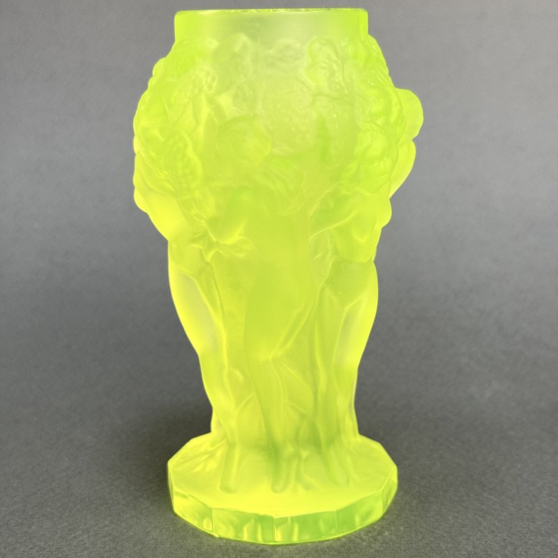 Ваза Вакханки из вазелинового уранового стекла дизайн 1930г. Г. Хоффманн Чехия 21 в