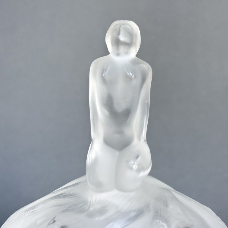 Шкатулка в стиле Артдеко из сатинового стекла дизайн 1930г. Г. Хоффманн Чехия 21 в  (Н)