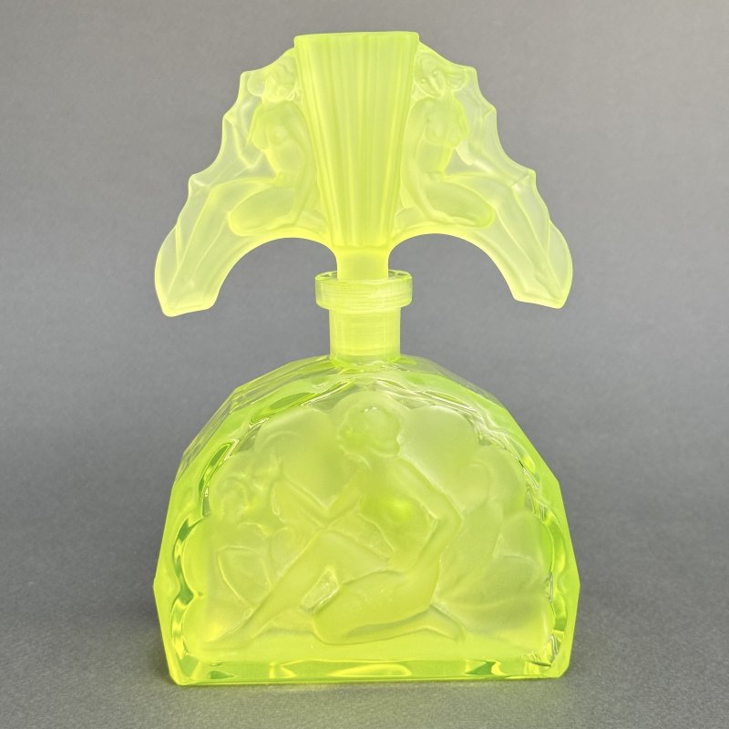 Парфюмерный флакон в стиле Артдеко из вазелинового уранового стекла дизайн 1930г. Г. Хоффманн Чехия 21 в