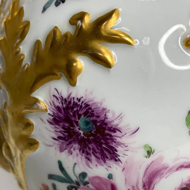 Старинный чайник с рельефной ручной и цветочной росписью
