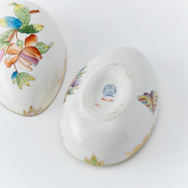 Фарфоровая шкатулка в форме яйца с ручной росписью 