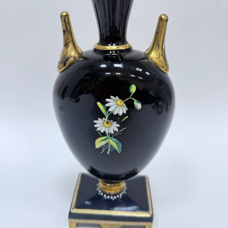 Ваза из черного стекла с эмалью из Богемии