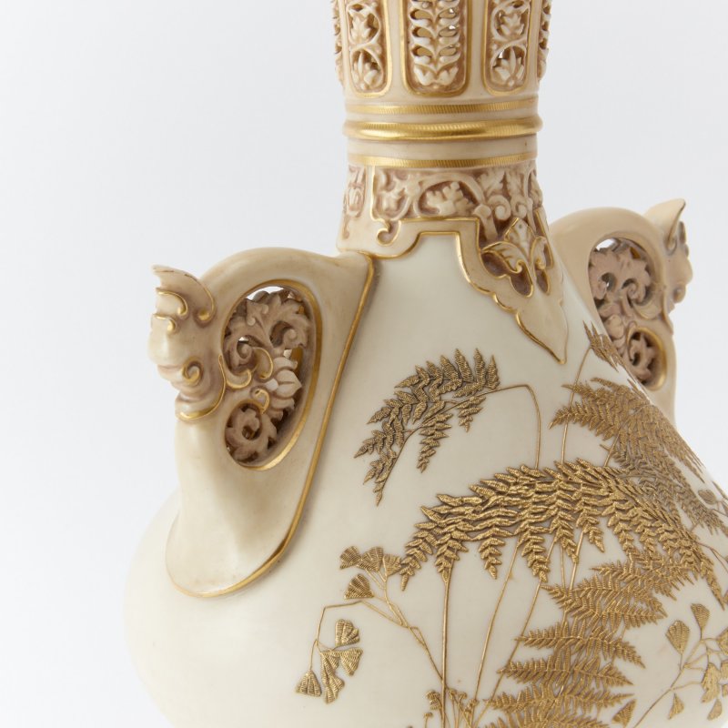 Старинная английская ваза в техике blush ivory