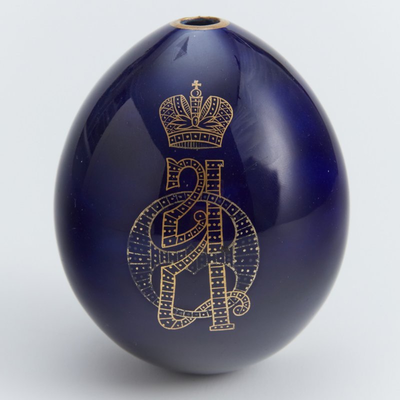 Фарфоровое пасхальное яйцо с вензелем императрицы Александры Федоровны.