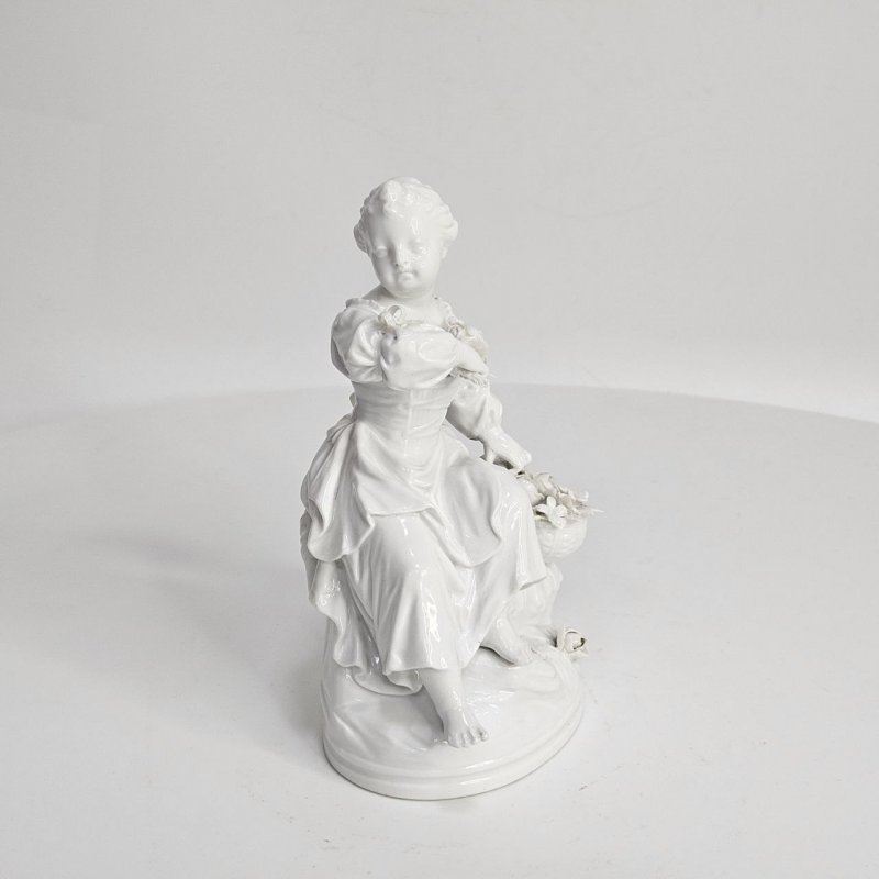 Белая статуэтка Сидящая девочка с цветами КРМ 1800-10е гг