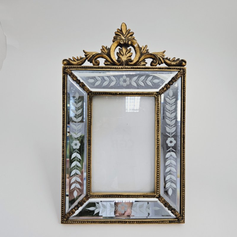 Зеркальная рамка в стиле рококо с декором