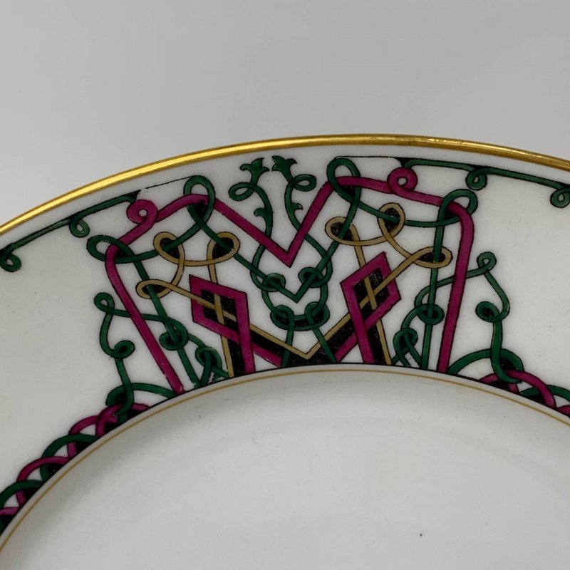 Старинная тарелка с узорчатым бортом в неорусском стиле
