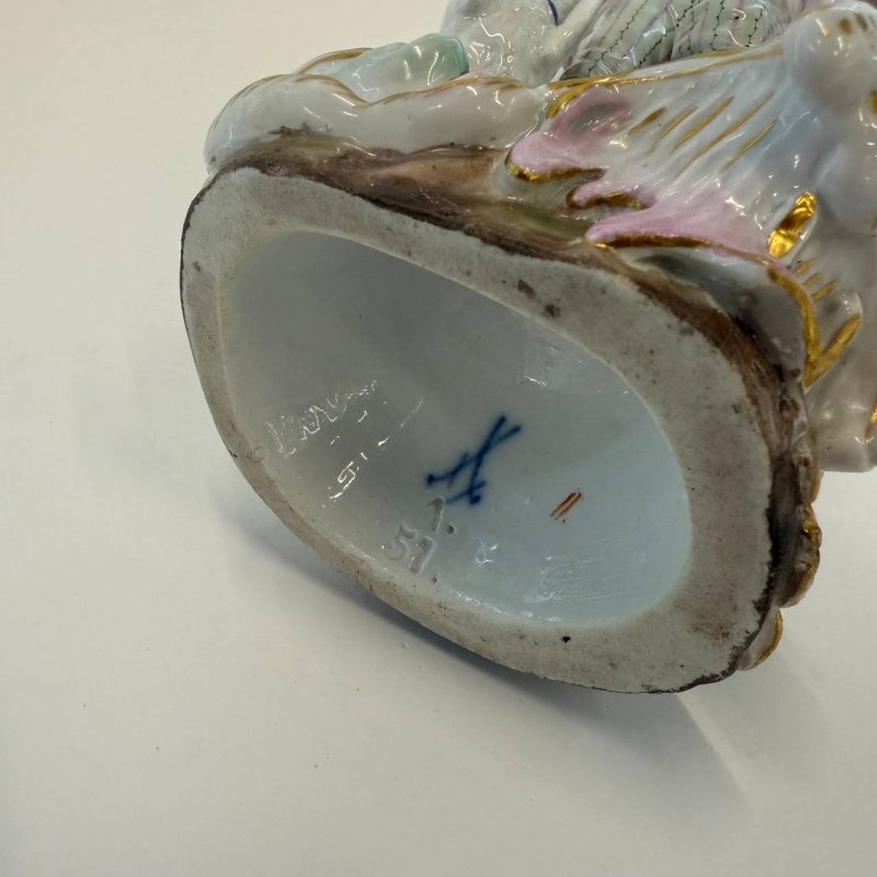 Статуэтка Meissen Юноша с фруктами и собакой