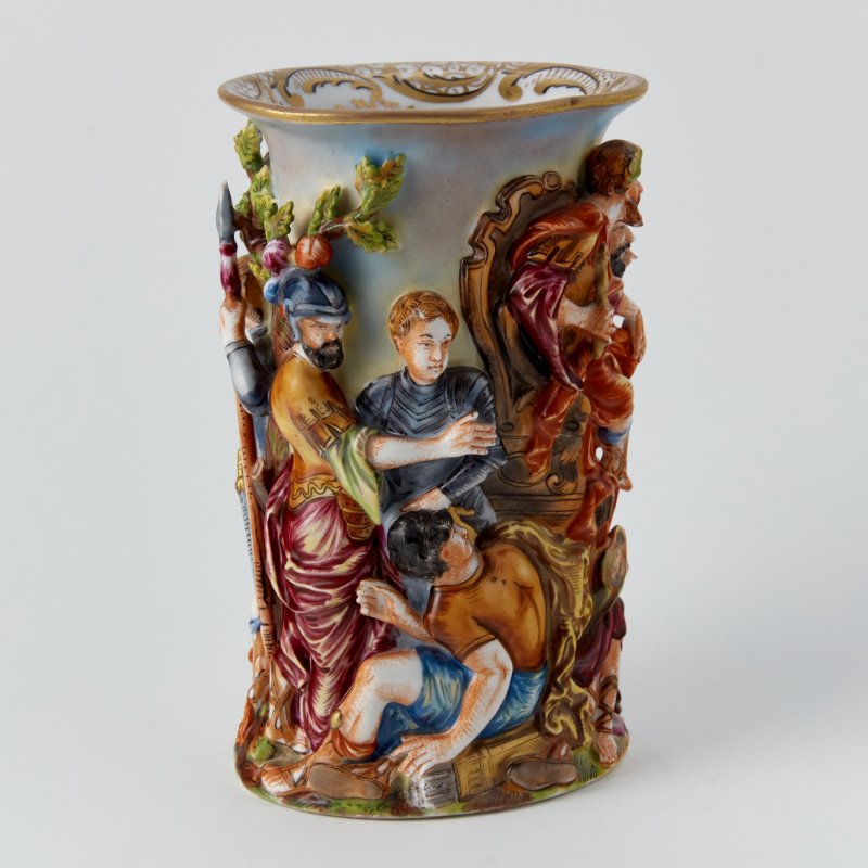 Старинная ваза оригинальной формы с изображением батальной сцены