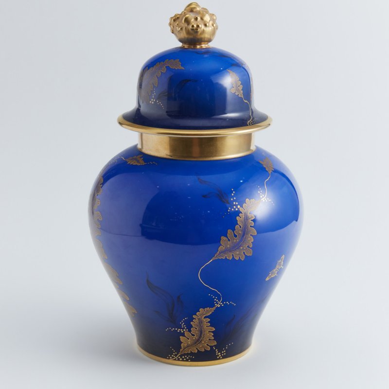 Старинная ваза с крышкой синего оттенка с позолоченным декором