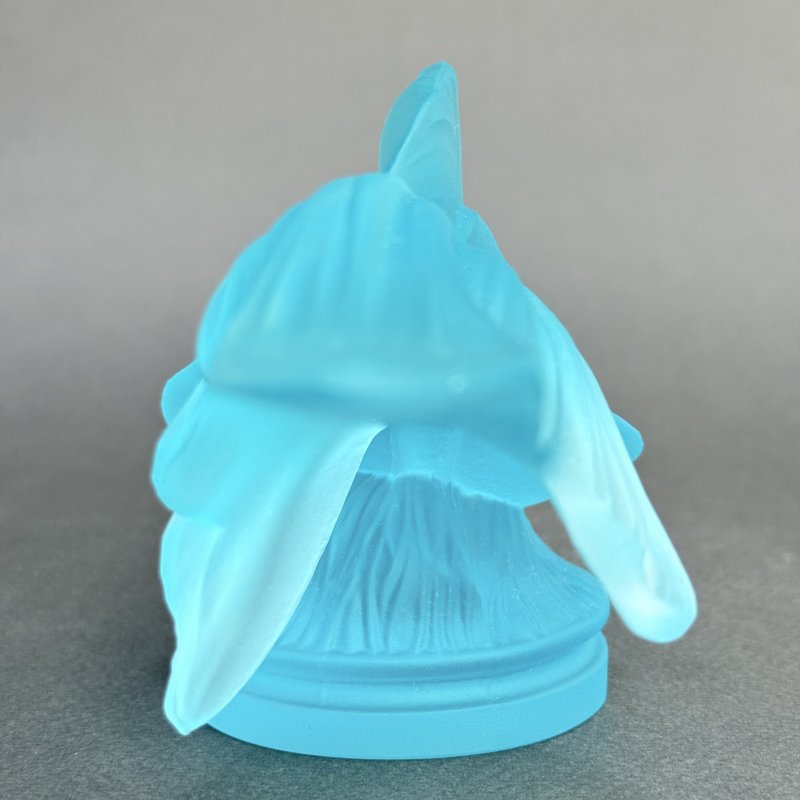 Коллекционная статуэтка Gold Fish из голубого аквамаринового уранового стекла дизайн 1930г. Г. Хоффманн Чехия 21 в (н)