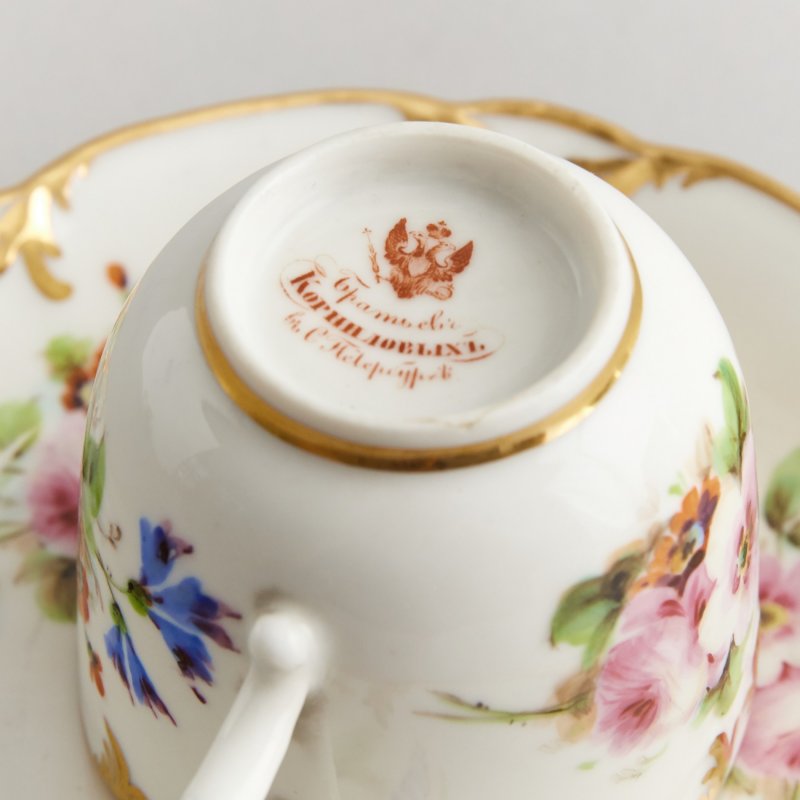 Завод братьев Корниловых. Старинная коллекционная чашка с блюдцем с цветочной росписью