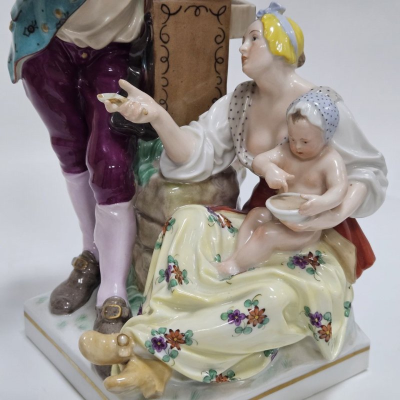 Статуэтка КПМ Аптекарь с микстурой и дама с младенцем