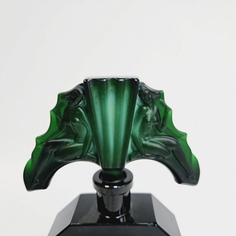 Черный флакон для духов Хоффман,модель1930-х годов с пробкой из малахитового стекла зеленого цвета
