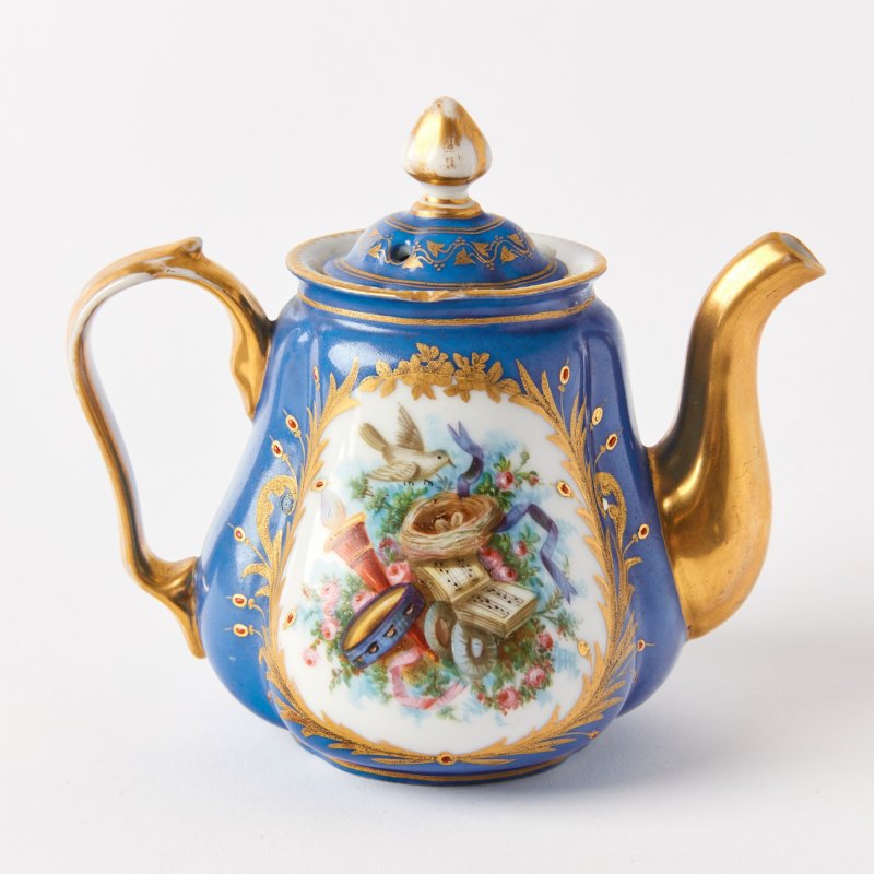 Старинный чайник в стиле Sevres Мадам Де Ламбаль