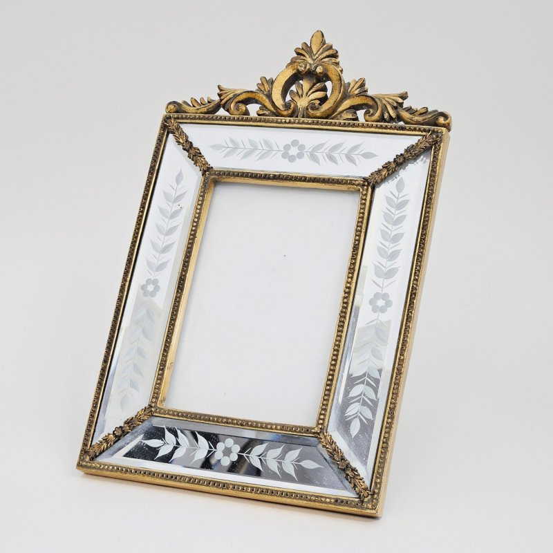 Зеркальная рамка в стиле рококо с декором