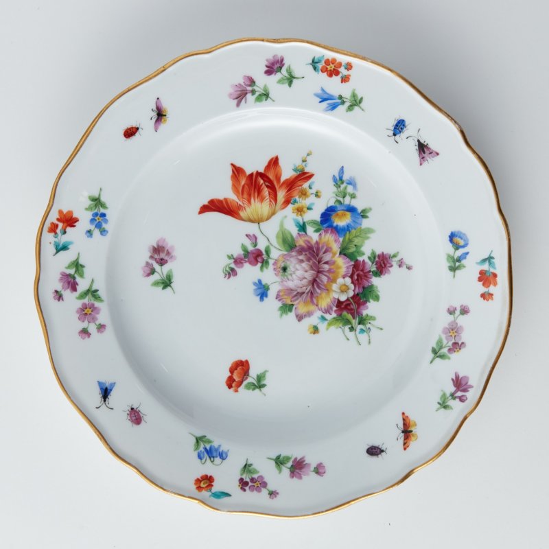 Коллекционная фарфоровая тарелка с ручной росписью